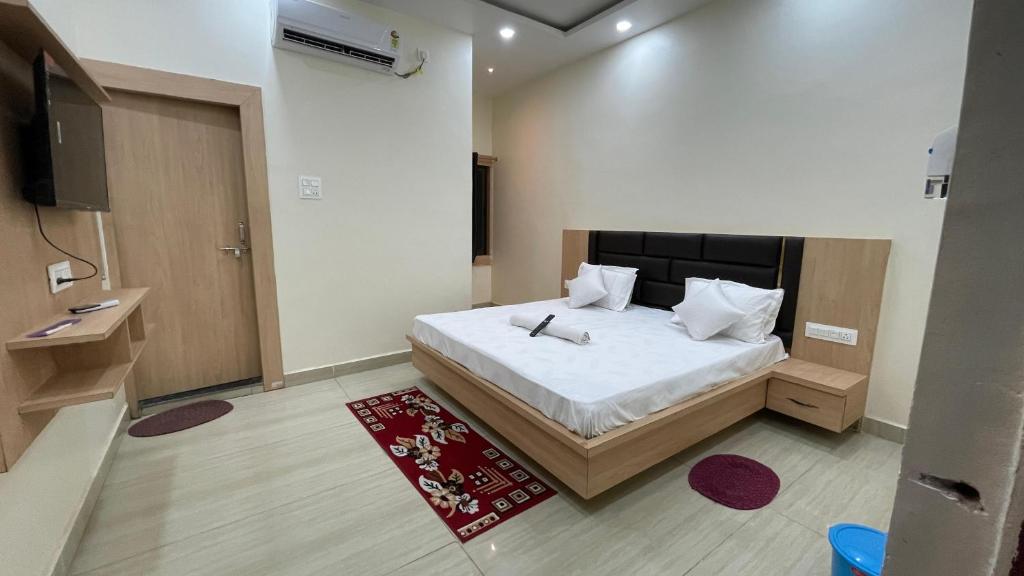 Postel nebo postele na pokoji v ubytování Awadh Green Home Stay - FREE PICKUP FROM AYODHYA DHAM RAILWAY STATION