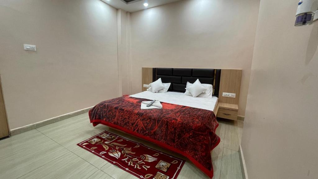 Postel nebo postele na pokoji v ubytování Awadh Green Home Stay - FREE PICKUP FROM AYODHYA DHAM RAILWAY STATION