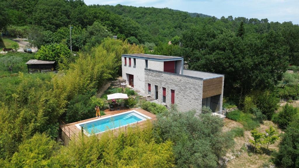 une vue aérienne d'une maison avec piscine dans l'établissement La Maison des Chataigniers, à Meyrannes