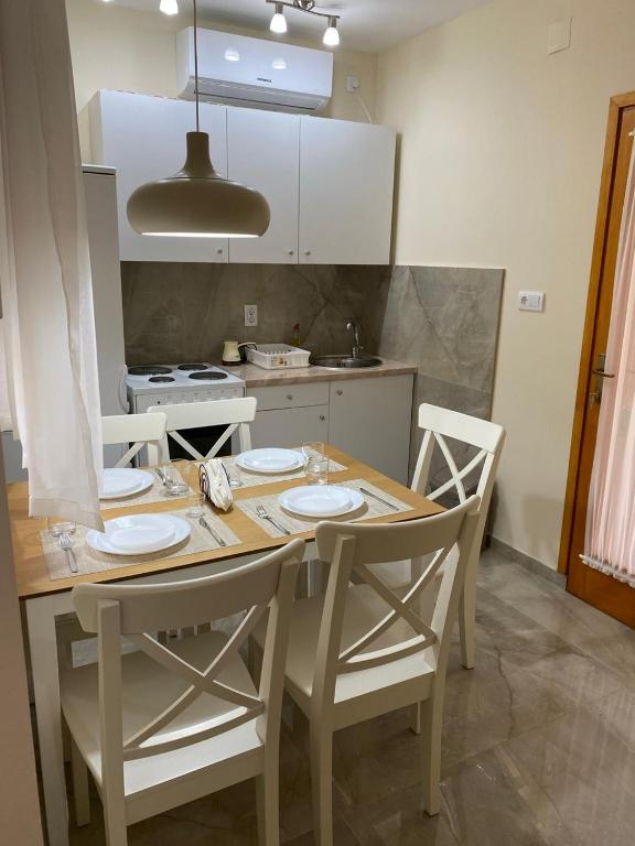 Kuchyň nebo kuchyňský kout v ubytování Apartmani Jelica FREE PARKING