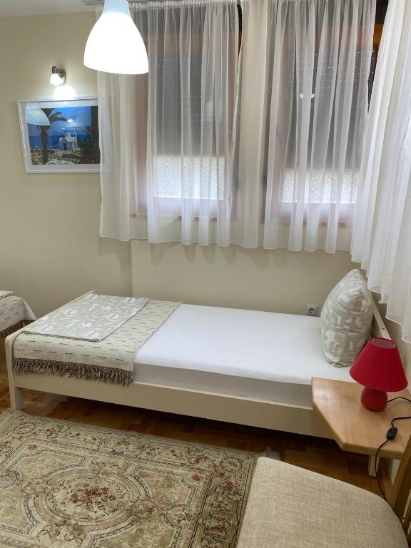 Postel nebo postele na pokoji v ubytování Apartmani Jelica FREE PARKING