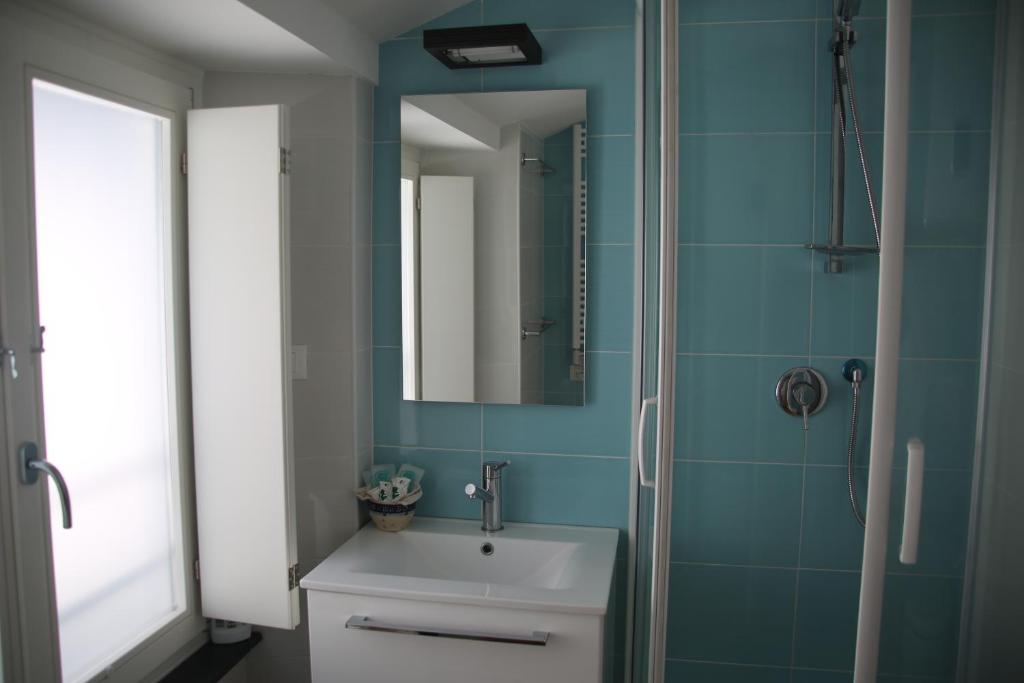ジェノヴァにあるLoft all'Acquarioのバスルーム(シンク、鏡付きシャワー付)