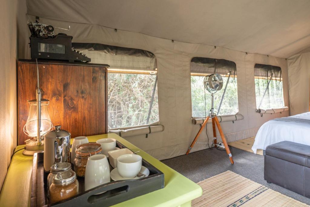 Postel nebo postele na pokoji v ubytování Tygerfontein Safari Tents