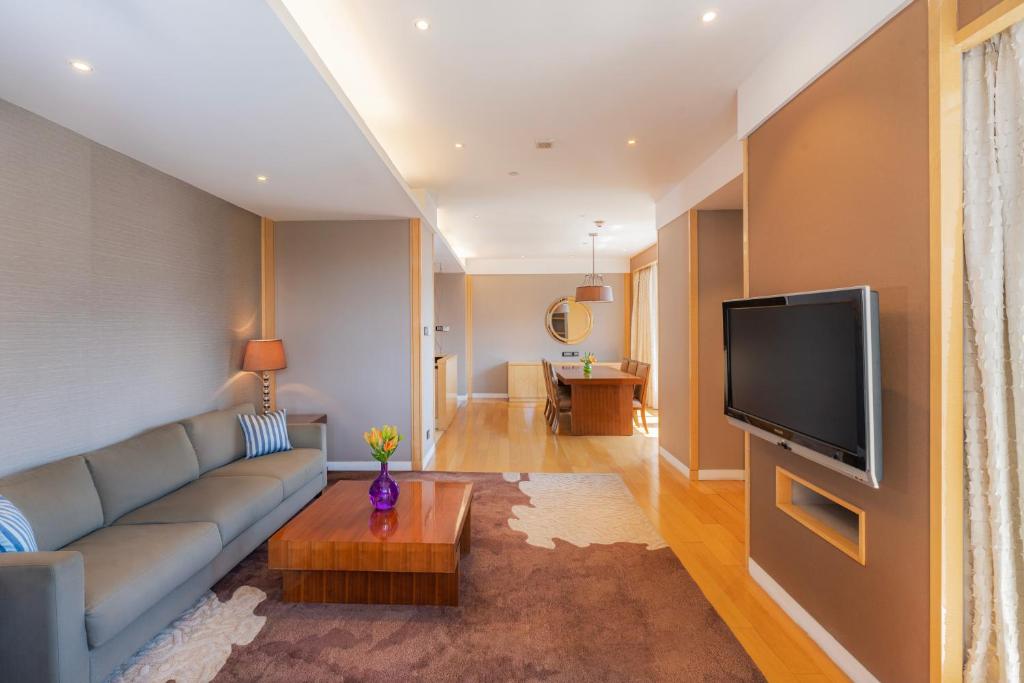 TV a/nebo společenská místnost v ubytování Hyatt Regency Pune Hotel & Residences
