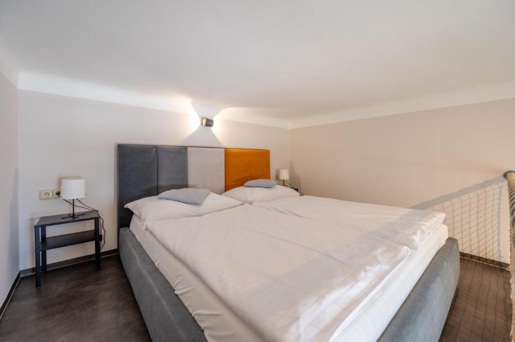 Postel nebo postele na pokoji v ubytování Palace Petrarca