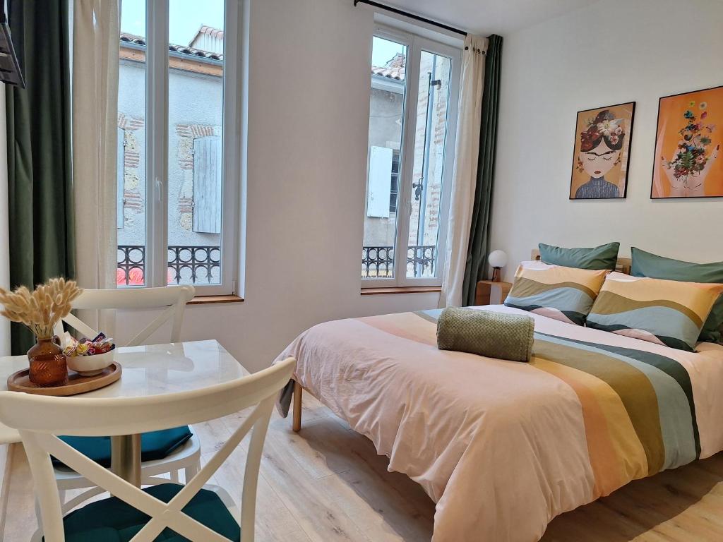 Ένα ή περισσότερα κρεβάτια σε δωμάτιο στο Chambre FRIDA avec salle d'eau privée