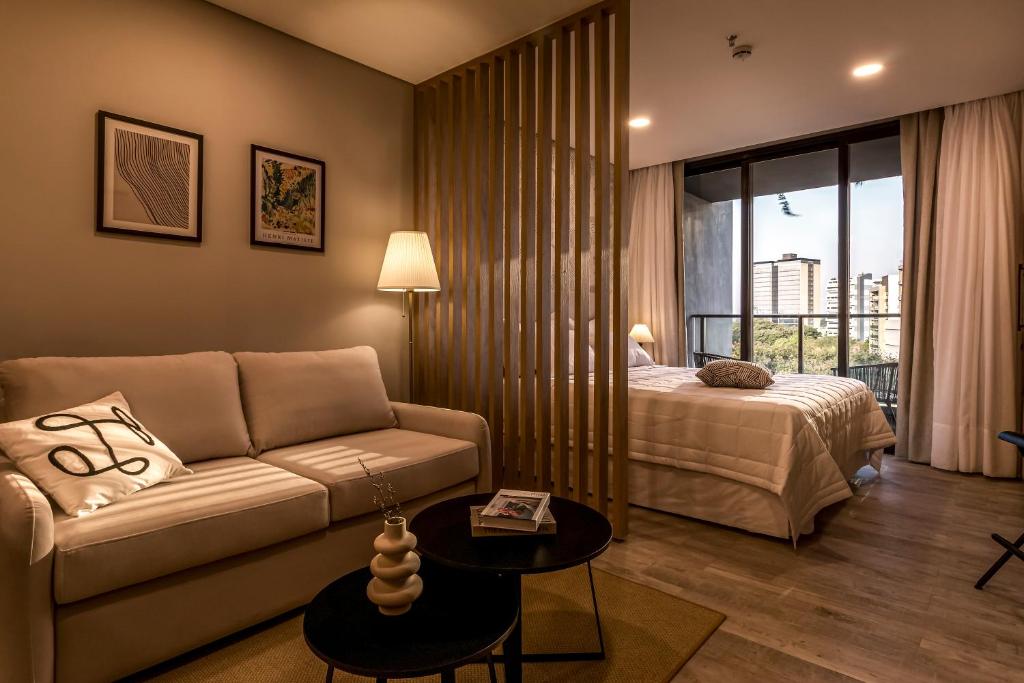 Rúm í herbergi á ZENTRUM - Stay & Residences by AVA
