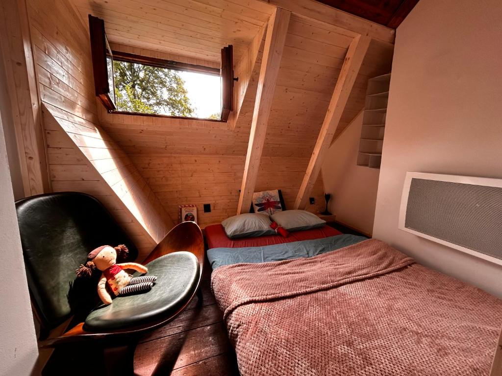 Ένα ή περισσότερα κρεβάτια σε δωμάτιο στο Srub v Bolkovském údolí