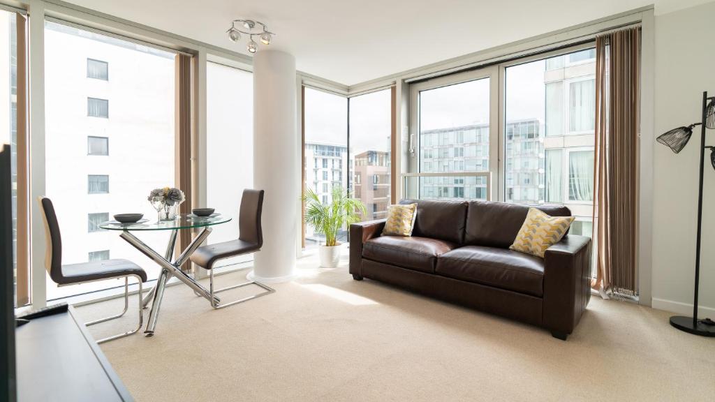 Χώρος καθιστικού στο Cotels at The HUB Serviced Apartments, Superfast Broadband, Central Location, Free Parking