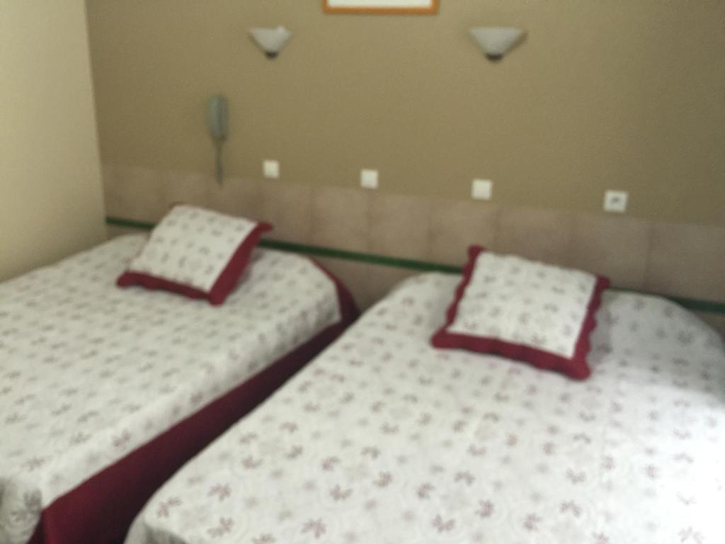 Postel nebo postele na pokoji v ubytov&aacute;n&iacute; H&ocirc;tel Jarry Confort