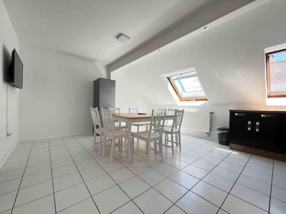 ein Esszimmer mit Tisch und Stühlen in der Unterkunft SAD403 - Geräumig eingerichtete Monteurwohnung in Schwandorf in Bayern