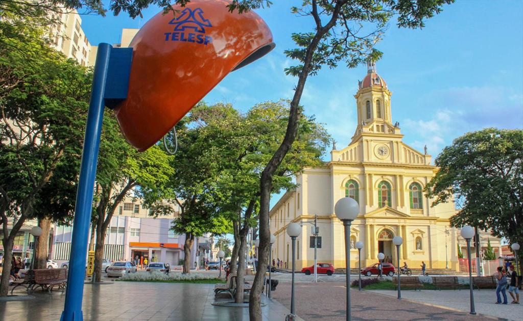 a large building with a heart sculpture in front of it at Casa completa para 4 pessoas in Itu