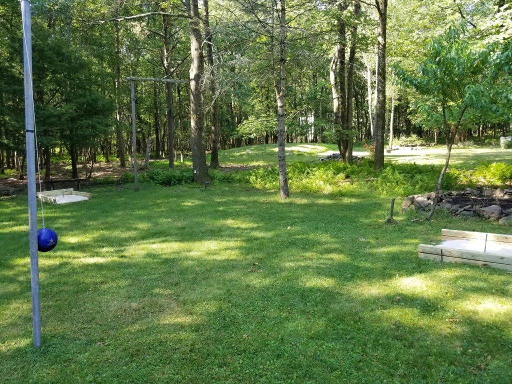 Zahrada ubytování Serenity and Fun all in one in this Cozy Pocono Cabin