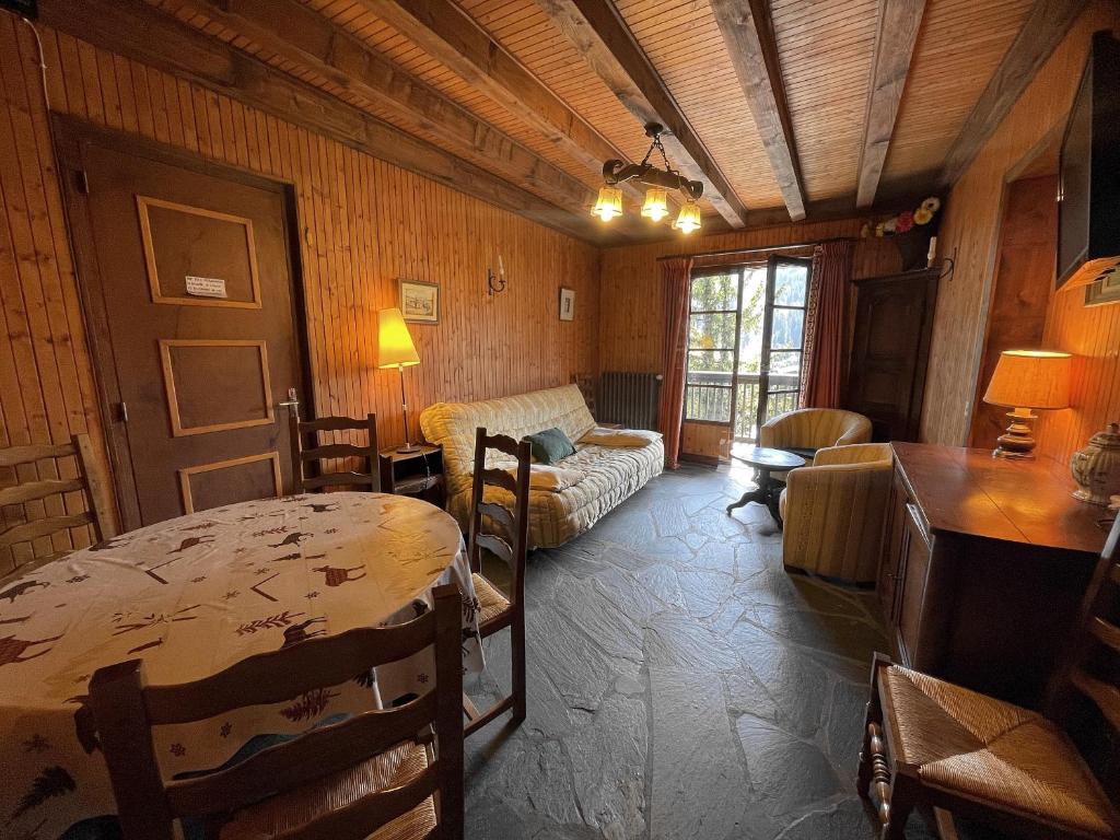 un salon avec un canapé et une table dans une pièce dans l'établissement Alpee 3 - Appartement proche pistes de ski, à La Clusaz
