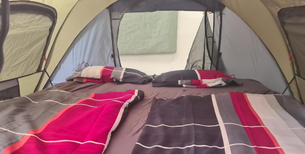 Posteľ alebo postele v izbe v ubytovaní INDOOR Camping Sportzentrum Zeltweg