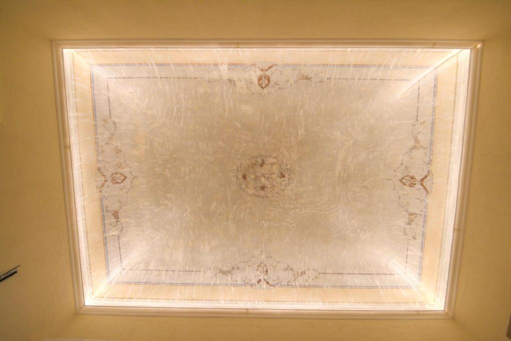 a window in a room with a white wall at Riccio 7'0 Apartment in Trapani