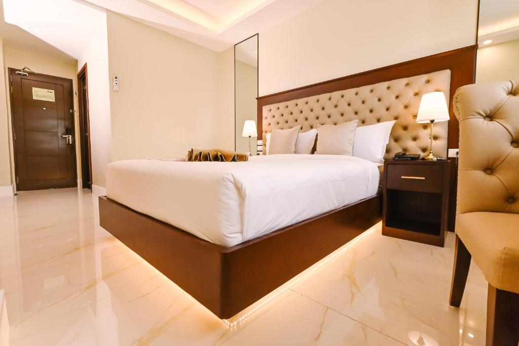 Postel nebo postele na pokoji v ubytování Monaco Hotel