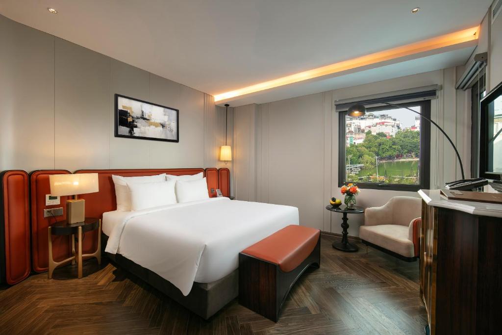 Postel nebo postele na pokoji v ubytování Le Premier Hotel & Rooftop Bar