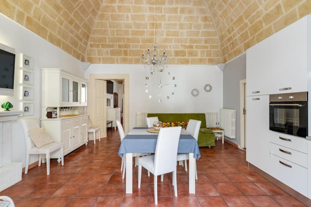 a kitchen and dining room with a table and chairs at Holiday Home Dimora Effe in Castellaneta