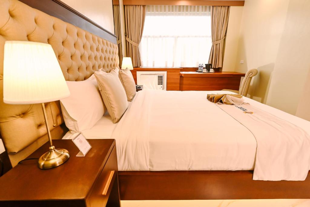 Postel nebo postele na pokoji v ubytování Monaco Hotel