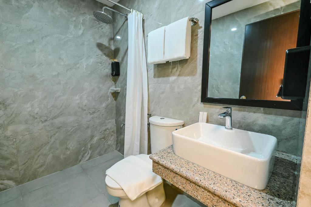 Koupelna v ubytování Monaco Hotel