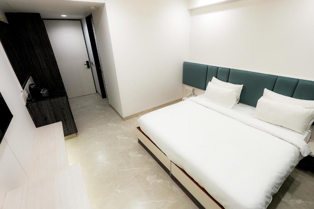 Postel nebo postele na pokoji v ubytování Hotel Elinor By Dazzling Hotels & Resorts