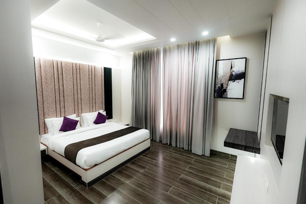 Postel nebo postele na pokoji v ubytování Hotel Elinor By Dazzling Hotels & Resorts