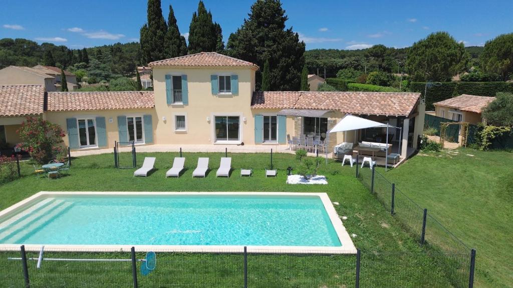une vue extérieure d'une maison avec piscine dans l'établissement Soleil de Provence, à Piolenc