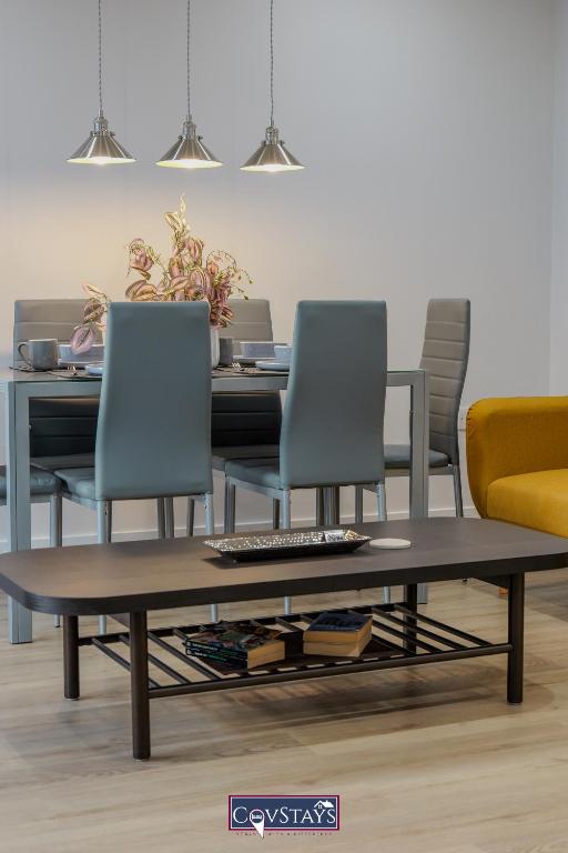 Posezení v ubytování Beauchamp House - Apartment in Coventry City Centre by CovStays