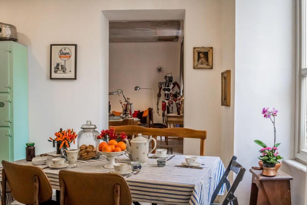 羅馬的住宿－波特加德爾阿蒂住宿加早餐旅館，一张餐桌,上面有一盘橙子