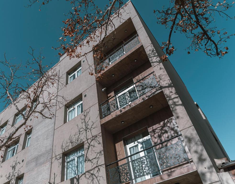 un edificio alto con finestre sul lato di Alegria Apart a San Rafael