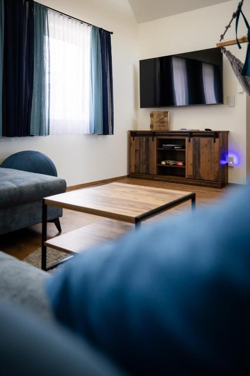 TV a/nebo společenská místnost v ubytování CHALET-KOPPI