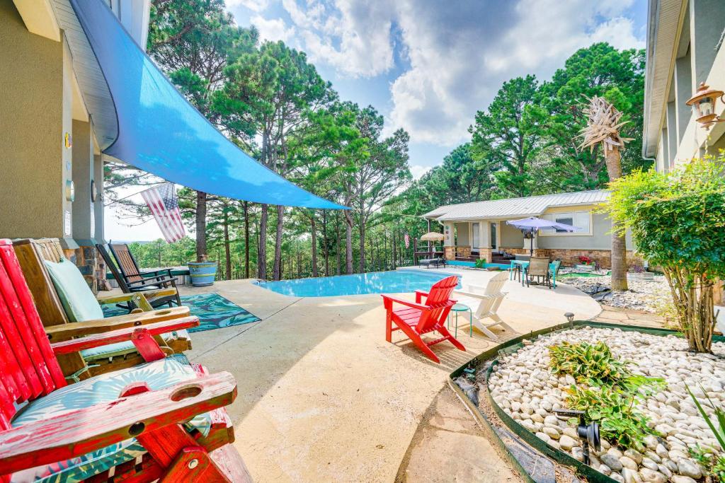 eine Terrasse mit Stühlen und einem Pool in der Unterkunft Broken Bow Escape with Mountain Views and Pool Access! in Broken Bow