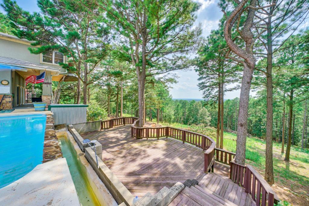 Der Swimmingpool an oder in der Nähe von Broken Bow Escape with Mountain Views and Pool Access!