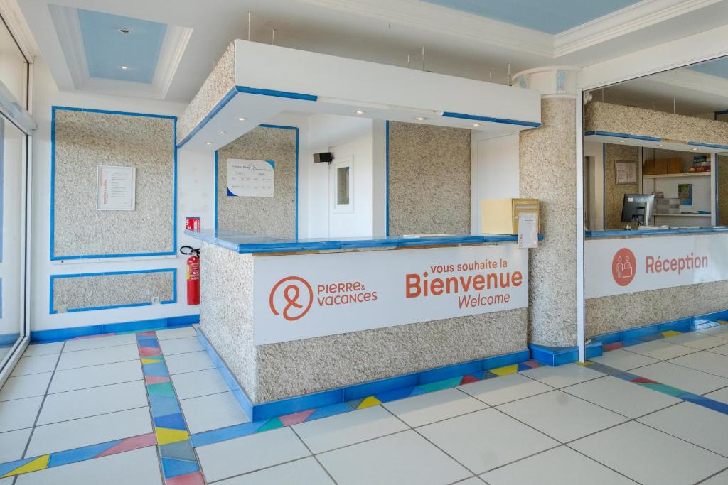 a kitchen with a counter with a sign on it at Résidence Pierre & Vacances l'Ange Gardien in Villefranche-sur-Mer