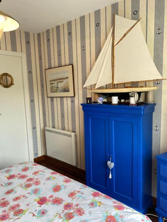 Postel nebo postele na pokoji v ubytování La maison bleue