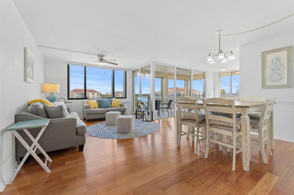 ein Esszimmer und ein Wohnzimmer mit Tisch und Stühlen in der Unterkunft Palma Del Mar G-606 Beautiful in Point Brittany