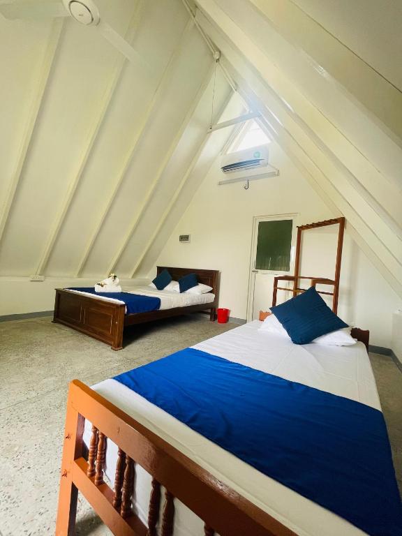 Postel nebo postele na pokoji v ubytování Surfing Beach Nilaveli