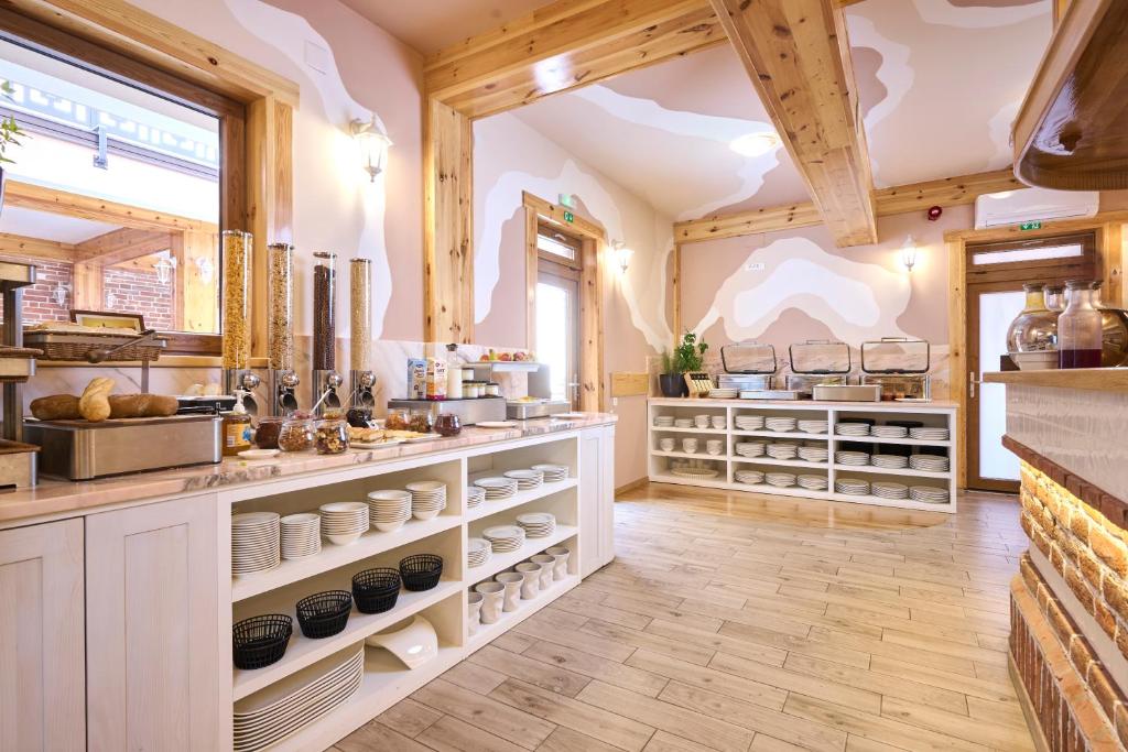 Kuchyň nebo kuchyňský kout v ubytování Hotel Kadoor