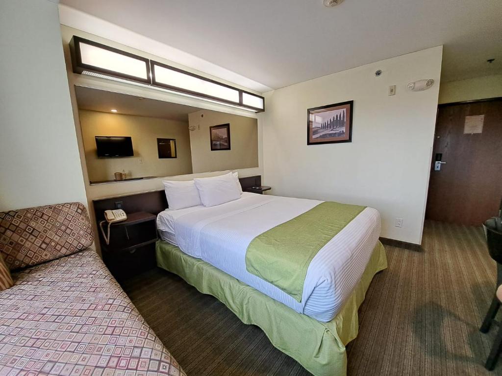 Microtel Inn and Suites by Wyndham Toluca - 