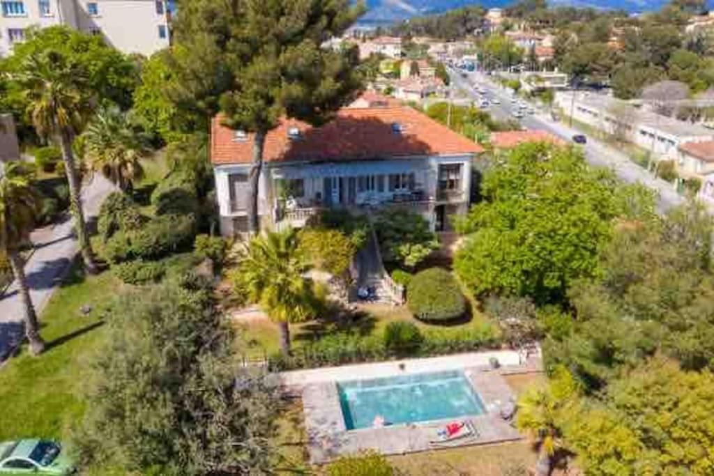 une vue aérienne d'une maison avec piscine dans l'établissement Villa Yves et piscine privée, à La Seyne-sur-Mer