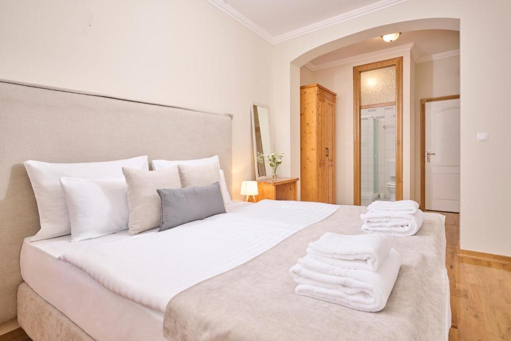 Postel nebo postele na pokoji v ubytování Hotel Kadoor