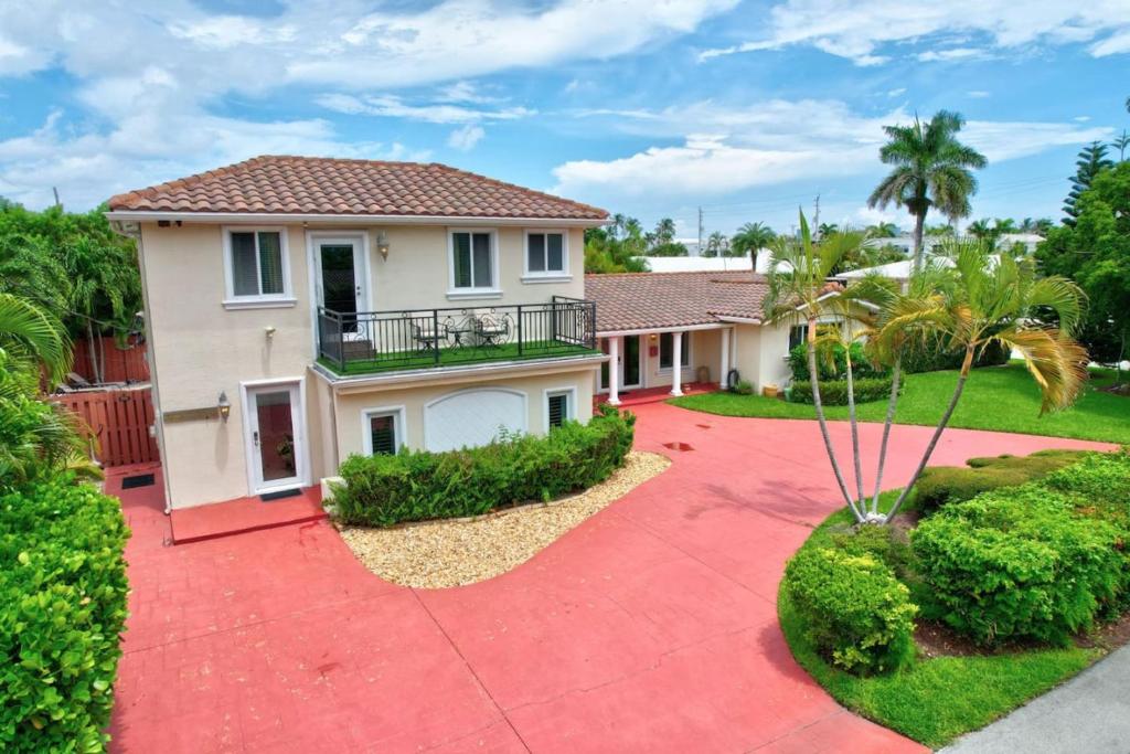 Κήπος έξω από το Trendy 1BR 2BA Heated Pool Short Walk to the Beach
