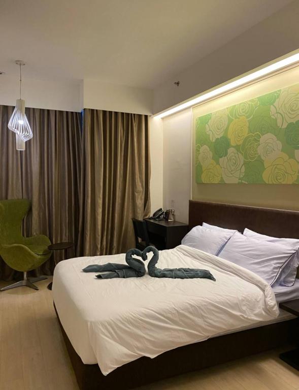 ein Hotelzimmer mit einem Bett, auf dem eine Schlange lag in der Unterkunft PJ Centrestage Hotel walkable to LRT-2 in Petaling Jaya