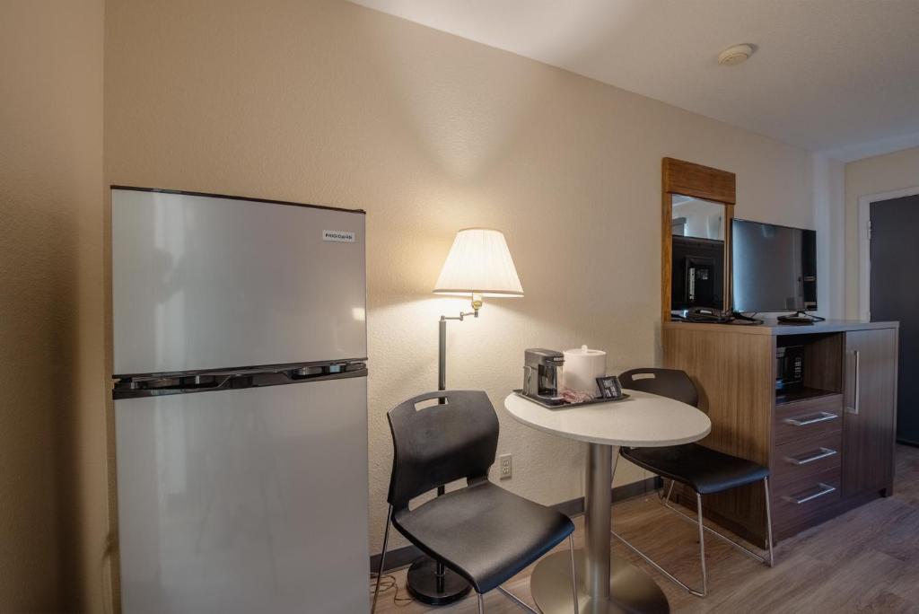 Econo Lodge Cortez near Mesa Verde - 皇后效率室与小厨房 - 不吸烟