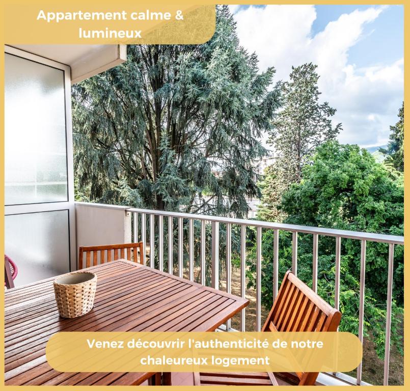 d'un balcon avec une table en bois et deux chaises. dans l'établissement Chez Lisa I T3 I Annemasse, à Annemasse