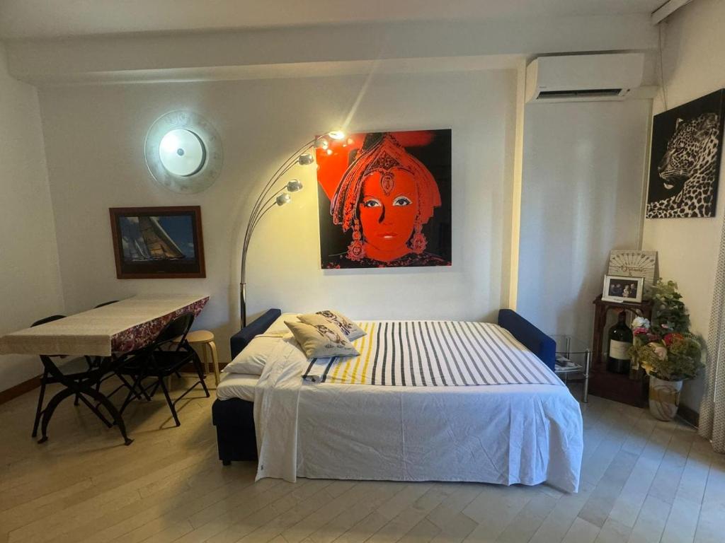 Postel nebo postele na pokoji v ubytování Suite Apartment in MC Center, 5min walk to Casino & the Port and 1min from underground train station