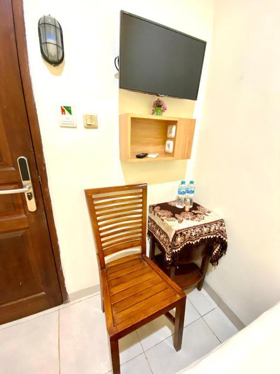 TV a/nebo společenská místnost v ubytování Cabin Hotel Bhayangkara