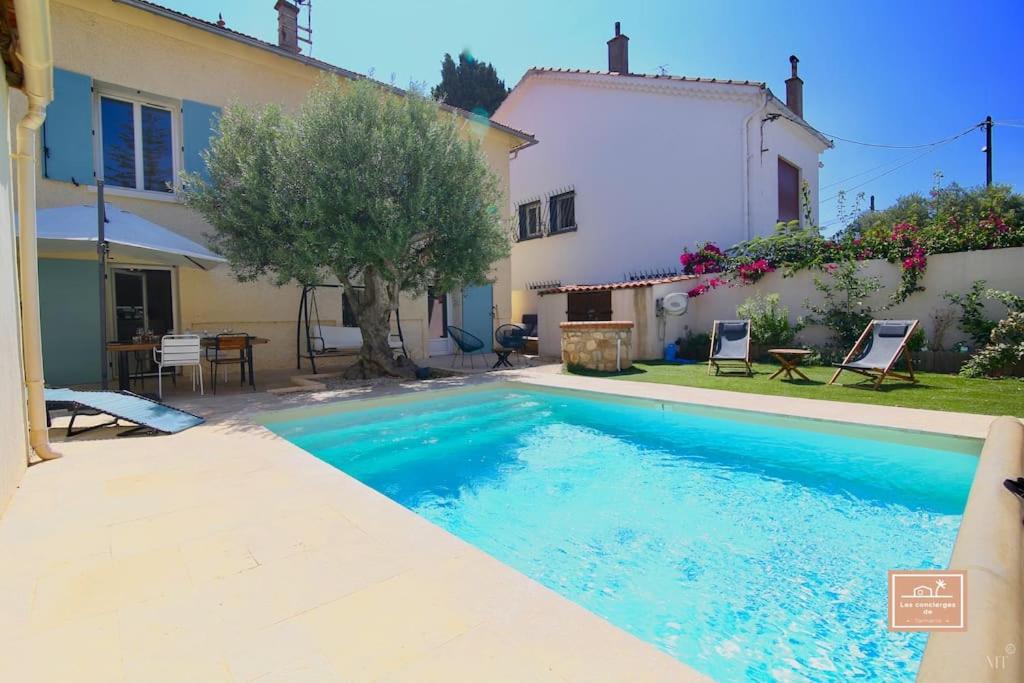 une piscine devant une maison dans l'établissement La Belle Bleu, piscine privée et centre ville, à La Seyne-sur-Mer