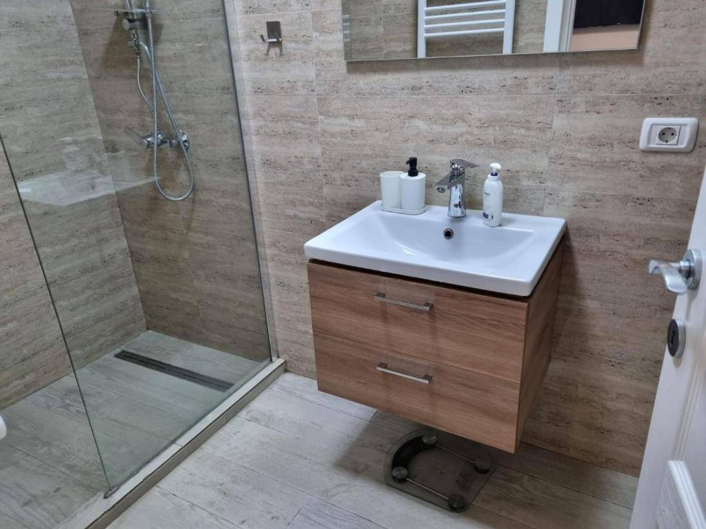 a bathroom with a sink and a shower at Apartament Andreea 15 in Mamaia Nord